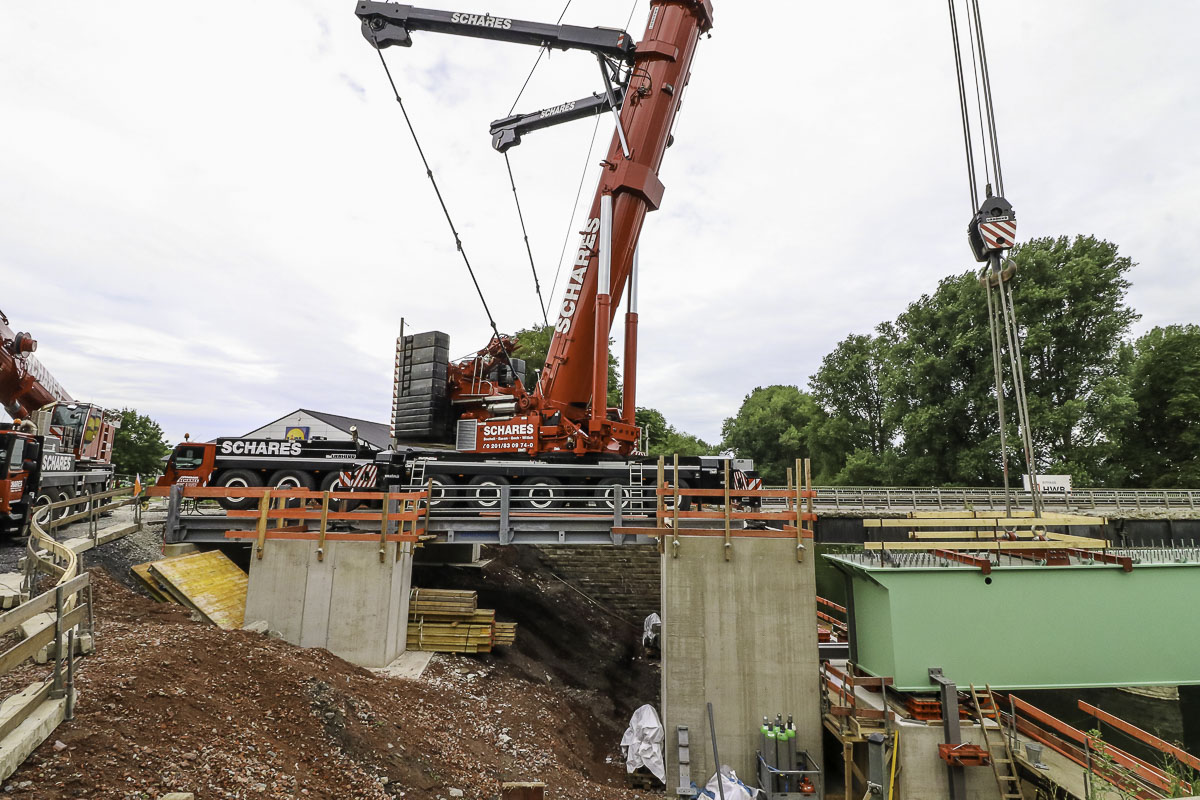 Brückenbau Bergkamen Autokrane Schares 500 Tonner Liebherr Brückenträger Mobilkrane mieten Bauprojekt