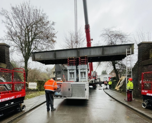 SPMT, MSPT, Modulare Transportplattform, Kran, Stufenheber, 30 Tonnen schwere Brücke versetzt, Autokrane Schares