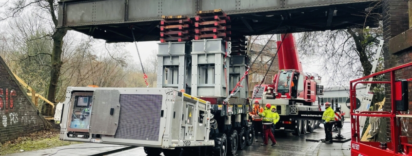 SPMT, MSPT, Modulare Transportplattform, Kran, Stufenheber, 30 Tonnen schwere Brücke versetzt, Autokrane Schares