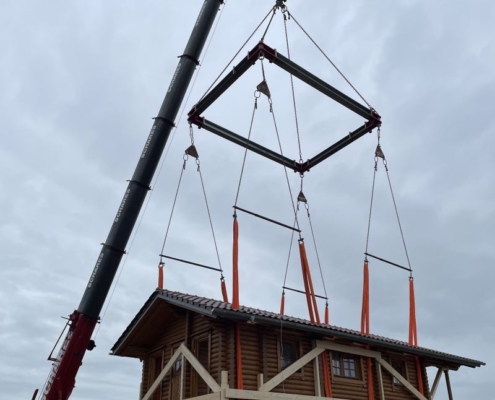 Blockhaus versetzen. Kranarbeiten, Autokrane Schares, LTM1230, Liebherr, Krane