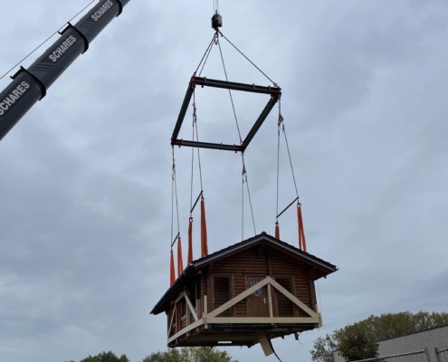 Blockhaus versetzen. Kranarbeiten, Autokrane Schares, LTM1230, Liebherr, Krane