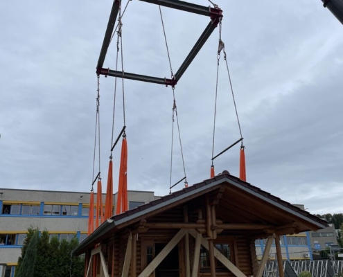 Blockhaus versetzen. Kranarbeiten, Autokrane Schares, LTM1230, Liebherr, Krane