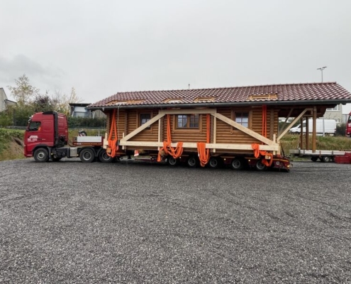 Blockhaus versetzen. Kranarbeiten, Autokrane Schares, LTM1230, Liebherr, Krane