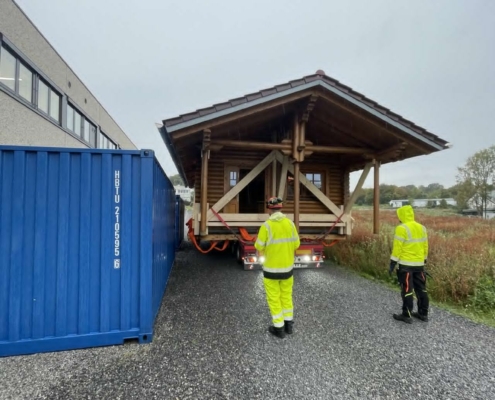 Blockhaus versetzen. Kranarbeiten, Autokrane Schares, LTM1230, Liebherr, Krane