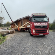 Blockhaus versetzen. Kranarbeiten, Autokrane Schares, LTM1230, Liebherr, Krane