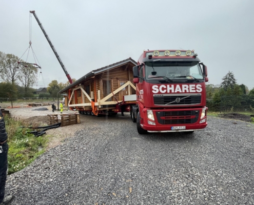 Blockhaus versetzen. Kranarbeiten, Autokrane Schares, LTM1230, Liebherr, Krane