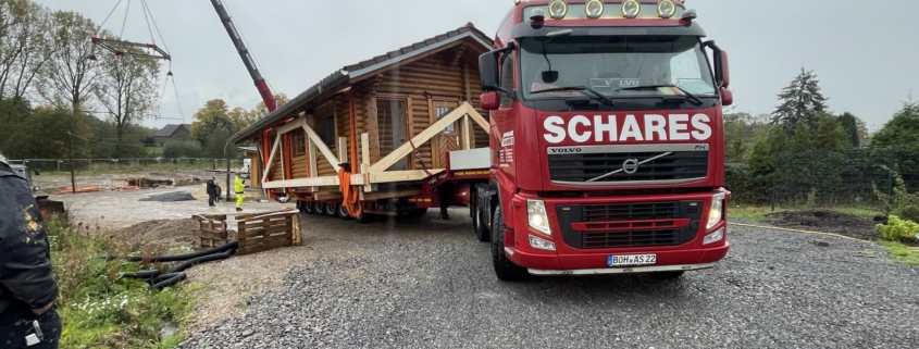 Blockhaus versetzen. Kranarbeiten, Autokrane Schares, LTM1230, Liebherr, Krane