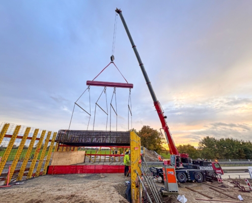 IMG_0446 Autokrane Schares, Kraneinsatz A3 Emmerich, Schnellbaubrücke A3, 100-Tonnen-Fertigteilträger, Liebherr LTM 1650-8.1, Schwerlastkran Einsatz, HEITKAMP Unternehmensgruppe, Brückenbau Kranarbeiten, Sperrpause Autobahn, Mobilkran 650 Tonnen