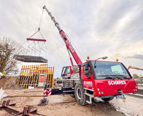 IMG_0447 Autokrane Schares, Kraneinsatz A3 Emmerich, Schnellbaubrücke A3, 100-Tonnen-Fertigteilträger, Liebherr LTM 1650-8.1, Schwerlastkran Einsatz, HEITKAMP Unternehmensgruppe, Brückenbau Kranarbeiten, Sperrpause Autobahn, Mobilkran 650 Tonnen
