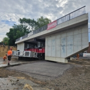 Brückeneinschub, Brückenbau, Krefeld, Autokrane Schares, Schwerlastlogistik, Schwertransport, SPMT, Cometto MSPE, Liebherr LTM 1230-5.1, Liebherr LTM 1650-8.1, Kraneinsatz, Einheben, Einfahren, Rahmenbauwerk, Infrastruktur, Heavy Load, Projektlogistik, Engineering, Brückenmontage, One-Stop-Shop, Mobilkran, Spezialtransport, Großkran, Fertigteilmontage, Verschubtechnik