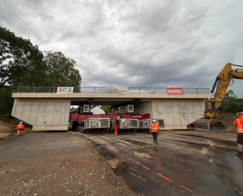 Brückeneinschub, Brückenbau, Krefeld, Autokrane Schares, Schwerlastlogistik, Schwertransport, SPMT, Cometto MSPE, Liebherr LTM 1230-5.1, Liebherr LTM 1650-8.1, Kraneinsatz, Einheben, Einfahren, Rahmenbauwerk, Infrastruktur, Heavy Load, Projektlogistik, Engineering, Brückenmontage, One-Stop-Shop, Mobilkran, Spezialtransport, Großkran, Fertigteilmontage, Verschubtechnik