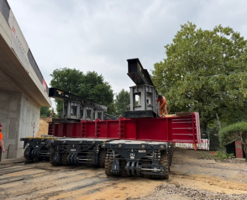 Brückeneinschub, Brückenbau, Krefeld, Autokrane Schares, Schwerlastlogistik, Schwertransport, SPMT, Cometto MSPE, Liebherr LTM 1230-5.1, Liebherr LTM 1650-8.1, Kraneinsatz, Einheben, Einfahren, Rahmenbauwerk, Infrastruktur, Heavy Load, Projektlogistik, Engineering, Brückenmontage, One-Stop-Shop, Mobilkran, Spezialtransport, Großkran, Fertigteilmontage, Verschubtechnik