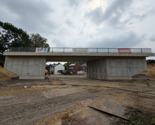 Brückeneinschub, Brückenbau, Krefeld, Autokrane Schares, Schwerlastlogistik, Schwertransport, SPMT, Cometto MSPE, Liebherr LTM 1230-5.1, Liebherr LTM 1650-8.1, Kraneinsatz, Einheben, Einfahren, Rahmenbauwerk, Infrastruktur, Heavy Load, Projektlogistik, Engineering, Brückenmontage, One-Stop-Shop, Mobilkran, Spezialtransport, Großkran, Fertigteilmontage, Verschubtechnik